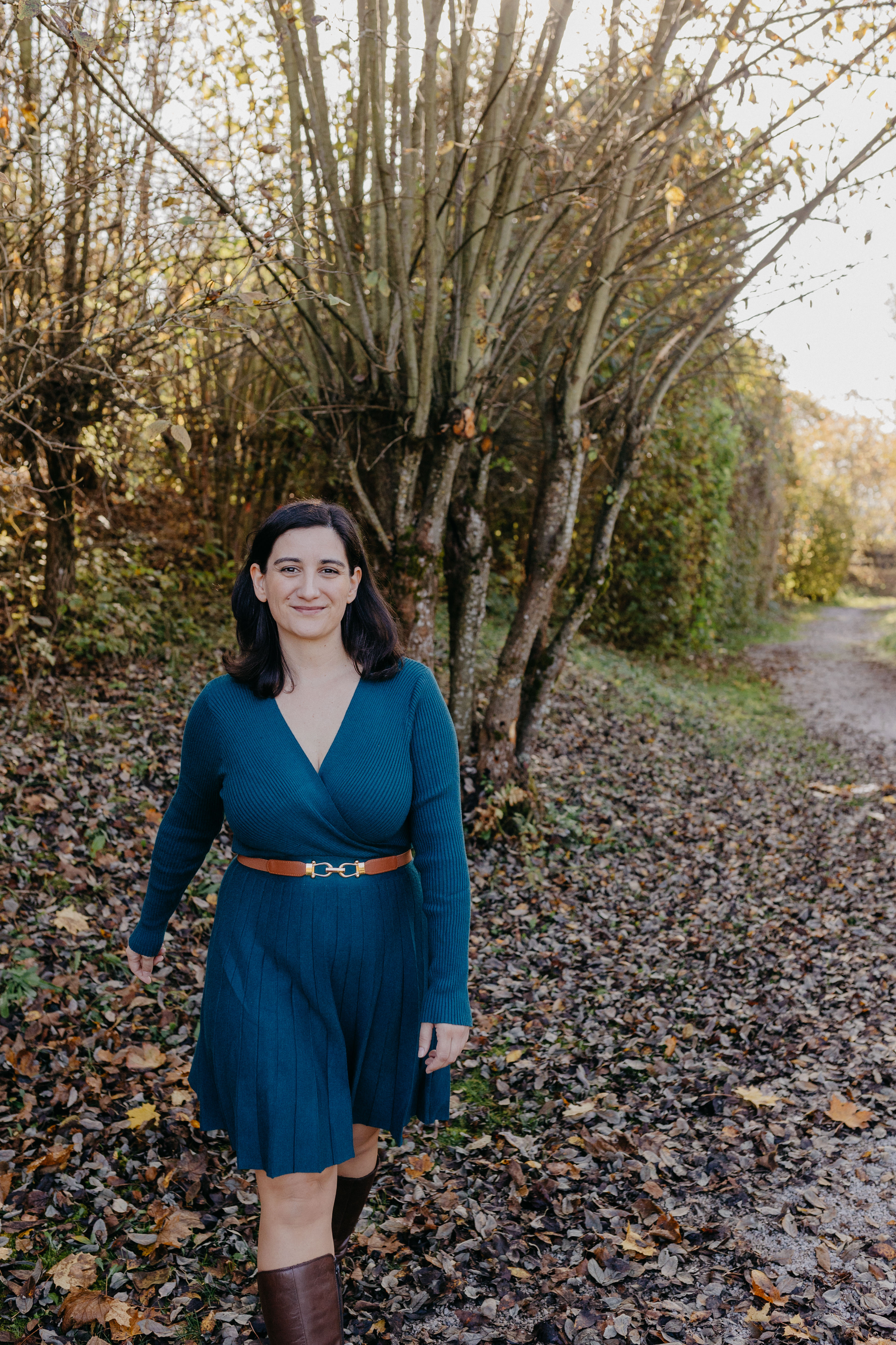Christina Galli | VA Frau mit Kleid im Herbst | Rankowl | VA-Services | SEO Optimierung